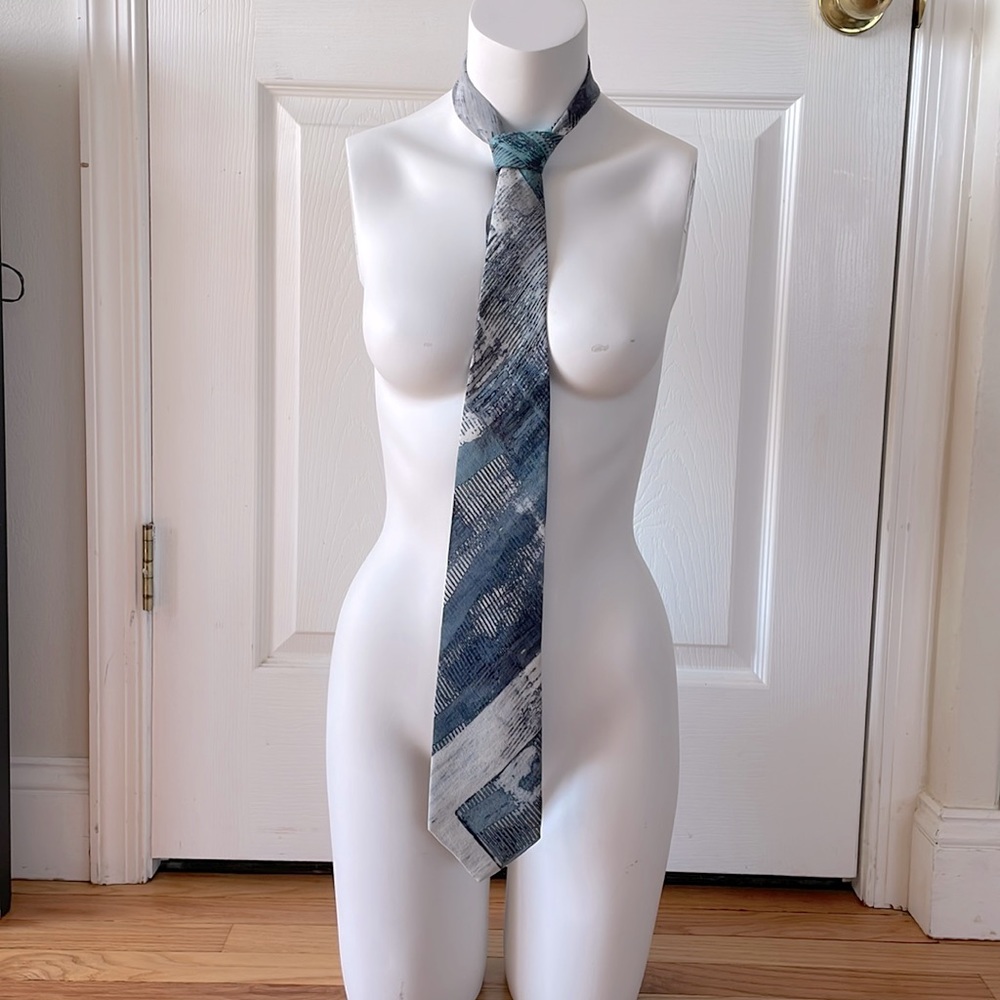 Men’s blue and white tie by Cb Designs